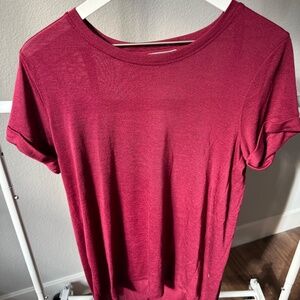 Vince Short Sleeve Scoop Neck Top Size Medium in cranberry tunic size small